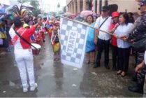 Assisten III Setda Mimika Hendriette Tandiono saat melepas rombongan karnaval TK/SD, di Pelataran Gedung Eme Neme Yauware, Sabtu (5/8/2023). (Foto: Fachruddin Aji/Seputarpapua)