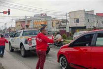 Kader DPD PSI Kabupaten Mimika saat membagi-bagikan bendera Merah-Putih kepada pengendara. (Foto: Mujiono/Seputarpapua)