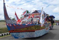 Mobil hias berbentuk perahu dari Pemuda Saireri Papua Mimika saat mengikuti lomba mobil hias yang digelar Pemkab Mimika, Sabtu (12/8/2023)