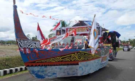 Mobil hias berbentuk perahu dari Pemuda Saireri Papua Mimika saat mengikuti lomba mobil hias yang digelar Pemkab Mimika, Sabtu (12/8/2023)