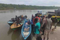 Jenazah korban perahu fiber terbalik di perairan kampung Migiwia ditemukan nelayan pencari karaka/kepiting dalam kondisi sudah meninggal dunia. Korban dievakuasi ke dermaga Atapo Kokonao, Distrik Mimika Barat. (Foto: Ist)