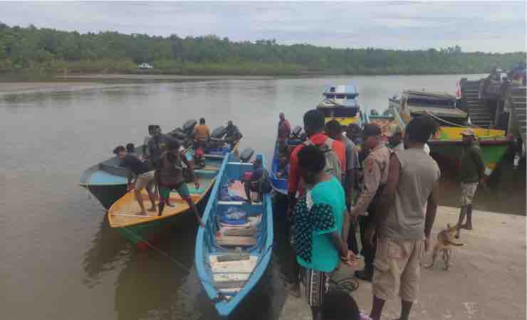 Jenazah korban perahu fiber terbalik di perairan kampung Migiwia ditemukan nelayan pencari karaka/kepiting dalam kondisi sudah meninggal dunia. Korban dievakuasi ke dermaga Atapo Kokonao, Distrik Mimika Barat. (Foto: Ist)