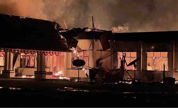 Kondisi gedung dinas satu atap di Yahukimo yang terbakar. (Foto: Humas Polda Papua)