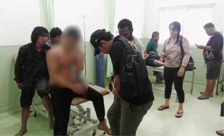 Salah satu korban mendapat penanganan medis. (Foto: Humas Polda Papua)