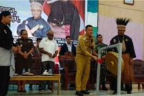 Pj Bupati Mimika memukul gong sebagai tanda pembukaan Kejuaraan Pencak Silat Bupati Cup yang digelar di Graha Eme Neme Yauware, Senin (28/8/2023). (Foto: Mujiono/Seputarpapua)