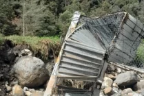 Jembatan yang menghubungkan antar kampung di Distrik Tembagapura, Kabupaten Mimika, Provinsi Papua terputus akibat banjir pada Jumat (25/8/2023). (Foto: Ist)