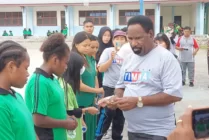 Plt Kepala Dinas Pendidikan Mimika Willem Naa saat membagikan tablet Fe kepada para peserta yang hadir di SMP Negeri 2 Mimika, Jum'at (10/8/2023). (Foto: Fachruddin Aji/Seputarpapua)