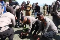 Kapolda Papua, Irjen Pol Mathius D. Fakhiri saat menanam bibit pohon di Kampung Yamna, Distrik Pantai Timur, Kabupaten Sarmi, Provinsi Papua, Rabu (23/8/2023). (Foto: Humas Polda Papua)