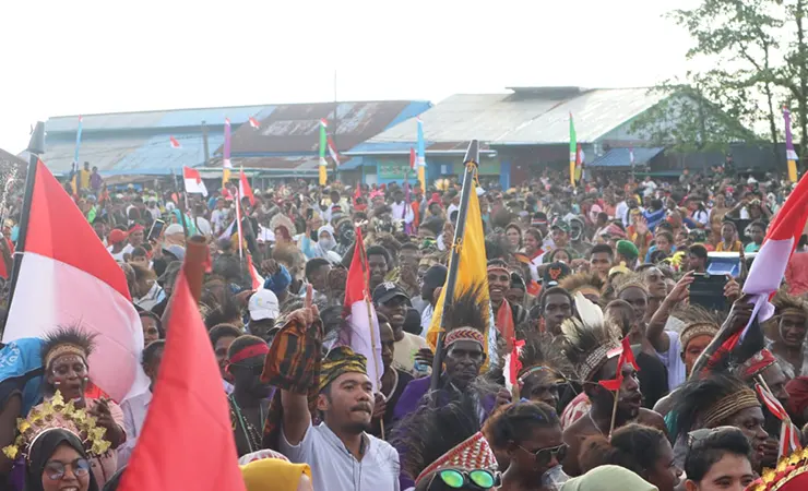 Peserta Karnaval Nusantara di Kabupaten Asmat, Provinsi Papua Selatan memenuhi Lapangan Yos Sudarso, Distrik Agats, Senin (14/8/2023). (Foto: Elgo Wohel/Seputarpapua)