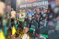 KSAD Jenderal TNI Dudung Abdurrahman foto bersama para juara sepak bola dan voli. (Foto: Alley/Seputarpapua)