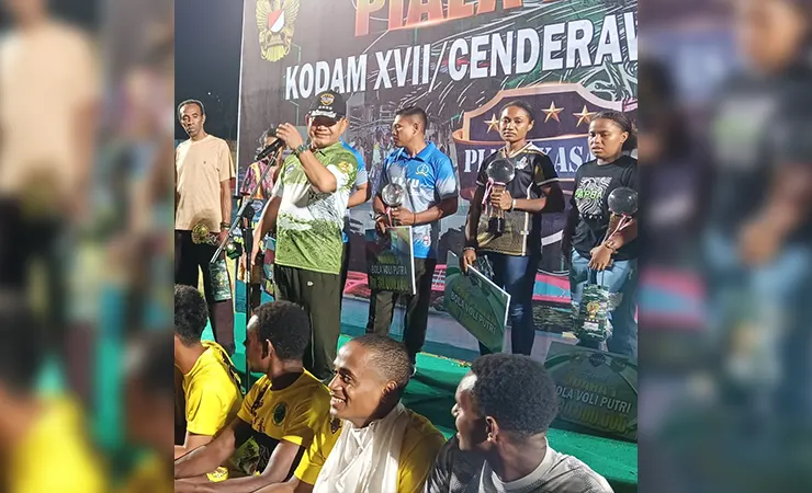 KSAD Jenderal TNI Dudung Abdurrahman foto bersama para juara sepak bola dan voli. (Foto: Alley/Seputarpapua)