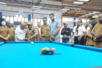 Ketua POBSI Papua Tengah Natalis Tabuni dan Pj Sekda Mimika Petrus Yumte saat akan menyodok bola putih tanda dibukannya turnamen 9 ball open turnamen di Gor Biliar, Mimika, Papua Tengah, Senin (7/8/2023). (Foto: Fachruddin Aji/Seputarpapua)