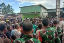 Warga kampung Cenderawasih, Distrik Mimika Timur, Kabupaten Mimika, Papua Tengah, melakukan aksi blokade jalan buntut meninggalnya seorang warga setempat. (Foto: Arifin Lolialang/Seputarpapua)