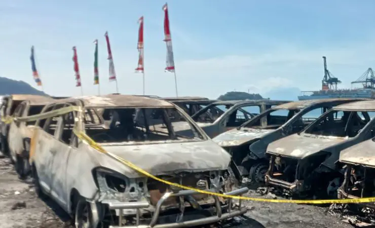 Tampak mobil yang terbakar di halaman parkir Gedung DPRP Papua, Rabu (23/8/2023) dini hari. (Foto: Ist)