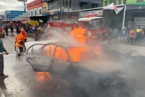 Petugas memadamkan api pada mobil sedan yang terbakar pada kamis (10/08/2023). (Foto: Tarmizi/ Seputarpapua)