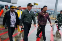 Menteri Muhajir Effendy bersama rombongan berjalan menuju pesawat. F(oto: Anya Fatma/Seputarpapua)