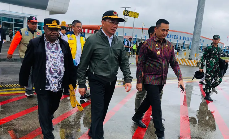 Menteri Muhajir Effendy bersama rombongan berjalan menuju pesawat. F(oto: Anya Fatma/Seputarpapua)