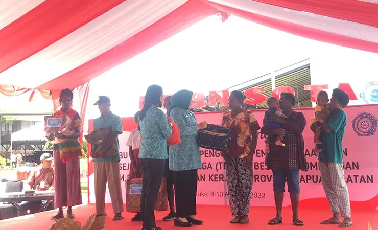 Ketua Umum TP-PKK Pusat, Ny Tri Tito Karnavian menyerahkan bantuan saat melakukan kunjungan kerja di Provinsi Papua Selatan, Selasa (8/8/2023). (Foto: Sri Yanti)