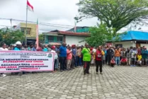Aksi demo damai masalah pendidikan dilakukan massa dari OKIA dan orangtua di Kantor YPMAK. (Foto: Mujiono/Seputarpapua)