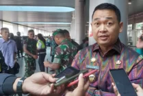 Pj Bupati Mimika Valentinus Sudarjanto Sumito saat ditemui di Terminal Bandara Mozes Kilangin Timika, Kamis (31/8/2023). (Foto: Fachruddin Aji/Seputarpapua)