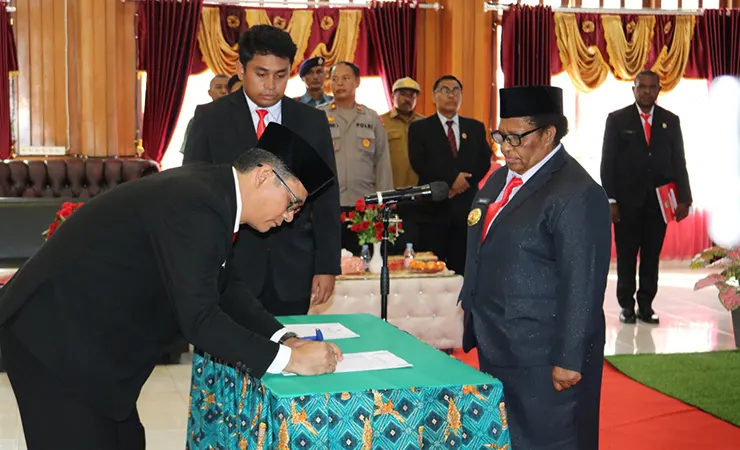 Pj Sekda Papua Tengah Anwar H Damanik menandatangani berita acara pelantikan dihadapan Pj Gubernur Papua Tengah Ribka Haluk. (Foto: Roy/ Seputarpapua)