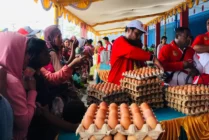 Masyarakat berbondong-bondong membeli telur di pasar murah di Halaman Kantor Distrik Mimika Baru, Selasa (15/8/2023). (Foto: Anya Fatma/Seputarpapua)