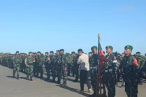 Pemeriksaan pasukan dalam upacara penerimaan Satgas Pamtas RI-PNG di Pelabuhan Laut Merauke. (Foto: Getrud)