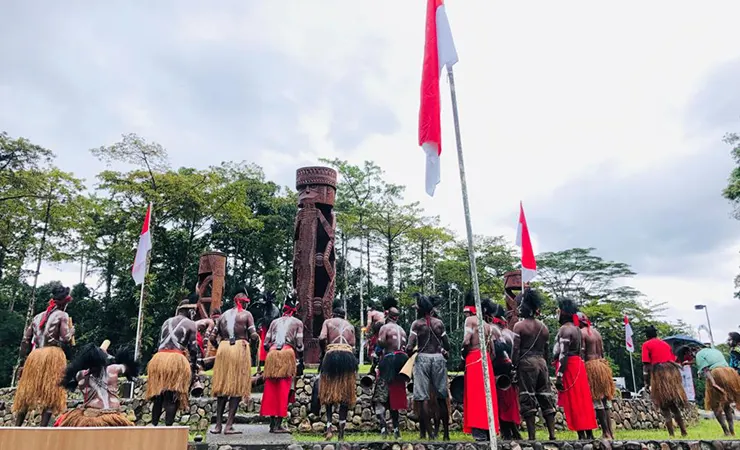 Prosesi adat pemugaran Patung oleh masyarakat Suku Kamoro. Sabtu (19/8/2023). (Foto: Anya Fatma/Seputarpapua)