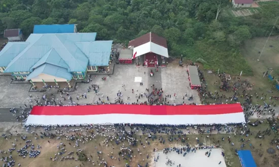 Bendera sepanjang 78 meter dibentangkan di Mappi pada HUT 78 RI.