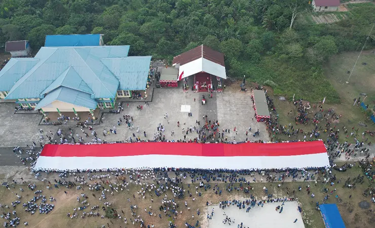 Bendera sepanjang 78 meter dibentangkan di Mappi pada HUT 78 RI.