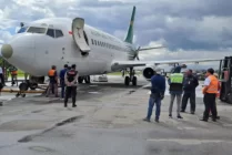 Suasana proses penarikan Pesawat Cargo Boeing seri 1200 Jayawijaya Air dengan nomor registrasi PK-JRA mengalami kebocoran pada ban depan akhirnya berhenti ditengah bandara Wamena (Foto: Humas Polda Papua)