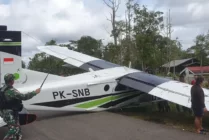 Pesawat milik Smart Cakrawala Aviation jenis Pilatus PC-6 Porter dengan kode registrasi PK-SNB mengalami insiden tergelincir di Bandara Kenyam, Kabupaten Nduga, Papua Pegunungan, Jum'at (4/8/2023). (Foto: Ist)