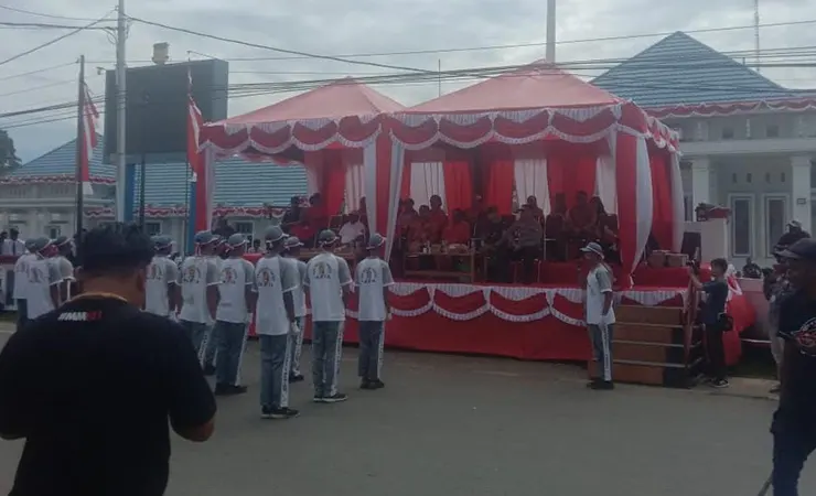 Puluhan regu pelajar tingkat SMA/SMK di Kabupaten Nabire, Provinsi Papua Tengah mengikuti lomba gerak jalan memeriahkan HUT ke 78 Republik Indonesia, Jum'at (11/8/2023). (Foto: Christian Degei/Seputarpapua)