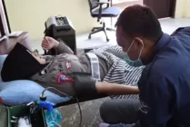 Salah satu Polwan sedang mendonorkan darahnya. (Foto: Ist)
