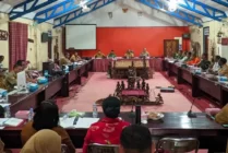 Sekda Asmat Absalom Amiyaram memimpin rapat persiapan peringatan HUT ke 78 Republik Indonesia di Kabupaten Asmat, Provinsi Papua Selatan, Selasa (1/8/2023). (Foto: Elgo Wohel/Seputarpapua)