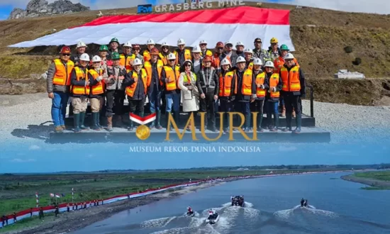 Pemecahan rekor MURI yang di laksanakan oleh PT. Freeport Indonesia (atas) dan Pemerintah Kabupaten Mappi (bawah)