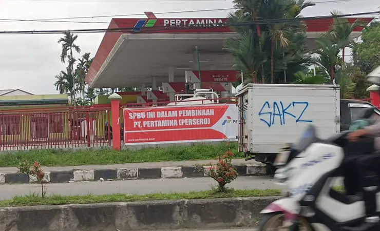Foto SPBU Jalan Hasanuddin yang dipasang spanduk oleh Pertamina karena mendapatkan sanksi. (Foto: Mujiono)