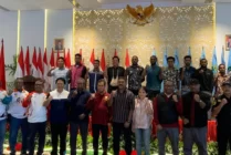 Foto bersama Gubernur dan sepakbola Papua Indonesia Selection. (Foto: Vidi/Seputarpapua)