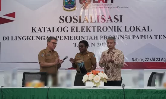 Asisten III Setda Pemprov Papua Tengah Elisabeth Cenawatin membuka sosialisasi Katalog Elektronik Lokal, Selasa (22/8/2023).
