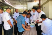 Kepala kelurahan mendaftar untuk tes urine. (Foto: Anya/Seputarpapua)