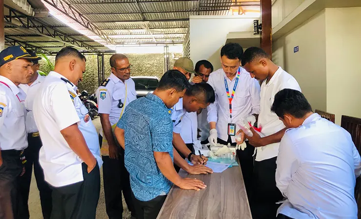 Kepala kelurahan mendaftar untuk tes urine. (Foto: Anya/Seputarpapua)
