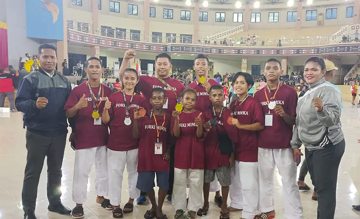 Para atlet karate dan pelatih yang tergabung dalam Tim FORKI Mimika. (Foto: Ist)