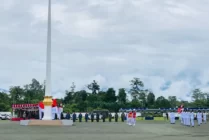 Pengibaran bendera merah putih pada peringatan HUT Kemerdekaan ke 78 di Mimika, Kamis (17/8/2023). (Foto: Anya Fatma/Seputarpapua)