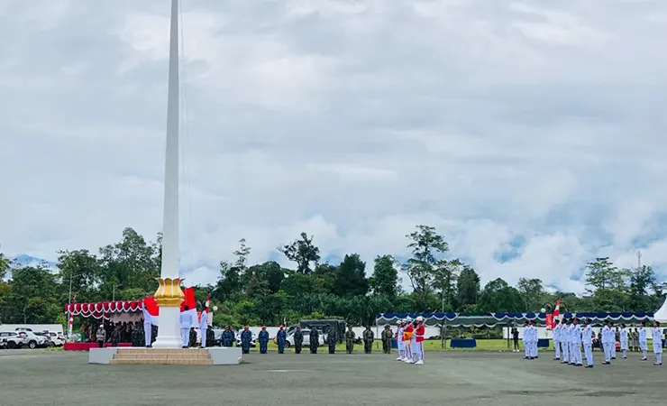 Pengibaran bendera merah putih pada peringatan HUT Kemerdekaan ke 78 di Mimika, Kamis (17/8/2023). (Foto: Anya Fatma/Seputarpapua)