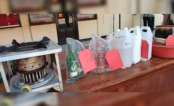 Barang bukti dari 4 korban yang meninggal akibat mengonsumsi minuman keras oplosan. (Foto: Alley/Seputarpapua)