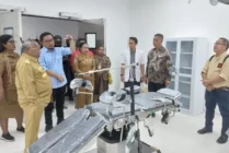 Bupati Mimika saat meninjau fasilitas ruang operasi milik RS Waa Banti didampingi oleh Direktur RSUD Mimika Antonius Pasulu, Kepala Dinas Kesehatan Kabupaten Mimika Reynold Ubra, Kepala Dinas Kesehatan Papua Tengah dr. Silwanus Sumule. (Foto: Fachruddin Aji/seputarpapua)