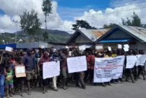 Aksi demo solidaritas mahasiswa dan masyarakat kabupaten Intan Jaya, Provinsi Papua Tengah memprotes kenaikan harga yang terjadi di wilayah itu dan keaktifan Pemkab setempat dalam melakukan pelayanan, Jum'at (8/9/2023). (Foto: Ist)