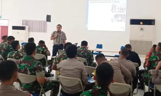 Suasana pelatihan peningkatan kapasitas pengendalian vektor malaria oleh Dinas Kesehatan dengan sasarannya anggota TNI-Polri. (Foto: Mujiono/Seputarpapua)