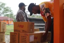 Bantuan makanan dari PT Freeport Indonesia kepada masyarakat terdampak bencana banjir longsor di perkampungan Distrik Tembagapura, Kabupaten Mimika, Papua Tengah. (Foto: Ist)