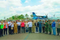 Foto bersama romongan Pj Gubernur Papua Selatan Apolo Safanpo dan rombongan Pj Bupati Gomar serta pihak Trigana Air. (Foto: Humas Mappi)